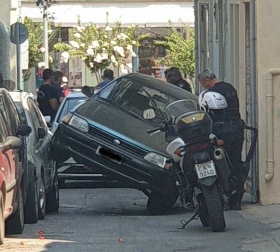 Απίστευτο τροχαίο στο Ρέθυμνο: Οδηγός καβάλησε σταθμευμένο αμάξι γιατί δεν χωρούσε να περάσει από στενό