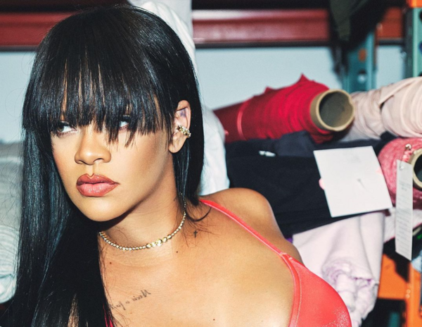 Η Rihanna ποζάρει με εσώρουχα, σε προχωρημένη εγκυμοσύνη