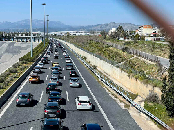 Αττική οδός: Ανατροπή φορτηγού, κλειστή μία λωρίδα