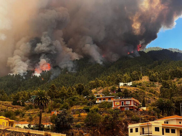 Μεγάλη φωτιά στο νησί Λα Πάλμα – Τουλάχιστον 500 πολίτες απομακρύνθηκαν