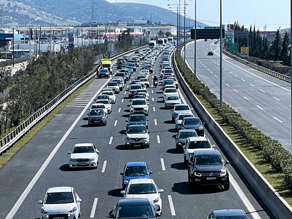 Κίνηση στους δρόμους: Καθυστερήσεις σε Κηφισό και Αττική οδό 