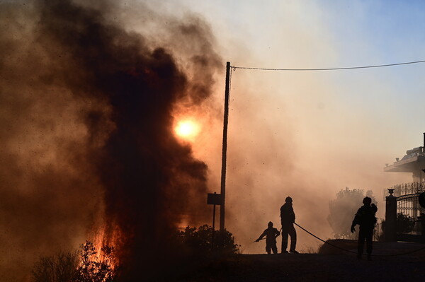 Φωτιές: Ενισχύονται οι δυνάμεις στα Δερβενοχώρια- Πυροσβεστική: «Αποφύγετε την εθνική Αθηνών- Πατρών»