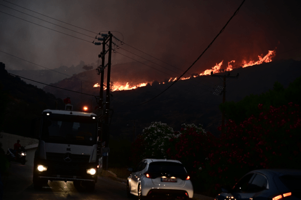 Φωτιές σε Λουτράκι και Δερβενοχώρια: Πώς οι άνεμοι θα επηρεάσουν τα πύρινα μέτωπα