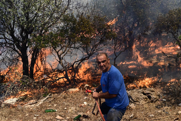 Φωτιά στον Κουβαρά: Ανεξέλεγκτες οι φλόγες- Φωτογραφίες από το πύρινο μέτωπο