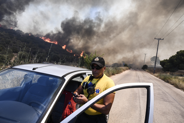 Φωτιά στον Κουβαρά: Ανεξέλεγκτες οι φλόγες- Φωτογραφίες από το πύρινο μέτωπο