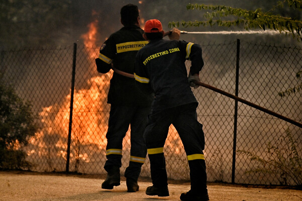 Φωτιές: Ενισχύονται οι δυνάμεις στα Δερβενοχώρια- Πυροσβεστική: «Αποφύγετε την εθνική Αθηνών- Πατρών»