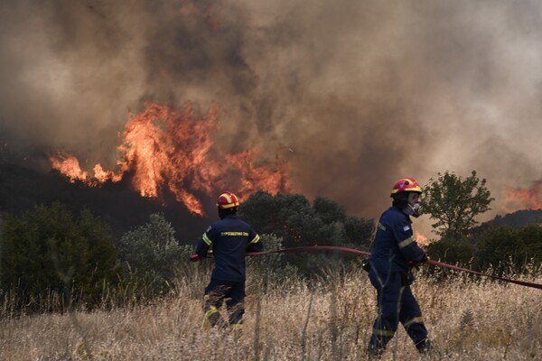 Φωτιά στα Δερβενοχώρια: Νέο μήνυμα του 112 - «Παραμείνετε σε εσωτερικούς χώρους»