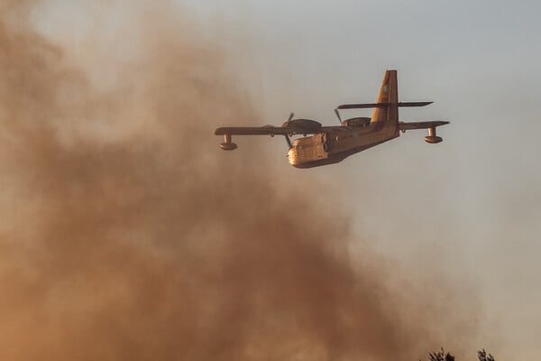 Φωτιές: Tέσσερα canadair από Γαλλία και Ιταλία θα συνδράμουν στην κατάσβεση