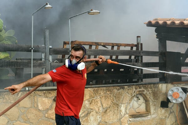 Φωτιές: Τρεις εθελοντές πυροσβέστες τραυματίστηκαν στον δήμο Σαρωνικού