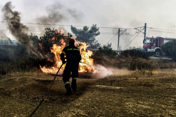 Φωτιά στο Λουτράκι: Τραγική η κατάσταση, λέει ο δήμαρχος - Τεχνικά προβλήματα στο ρεύμα και στο νερό