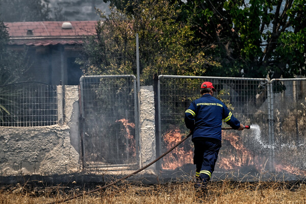 Φωτιά στο Λουτράκι - Ανυπολόγιστες οι ζημιές - Καμένα σπίτια και αυτοκίνητα