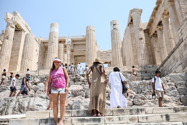 Απειλή για τον ελληνικό τουρισμό ο παρατεταμένος καύσωνας - Τι προβλέπουν οι ειδικοί 