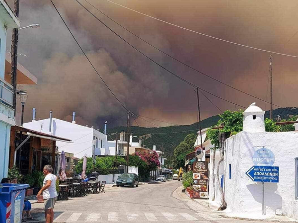 Φωτιά στη Ρόδο: Εκκενώνεται το χωριό Απόλλωνας