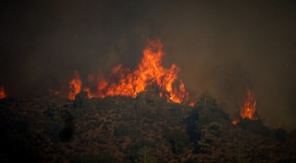 Φωτιά στην Ξάνθη, σε εξαιρετικά δύσβατο σημείο- Μάχη δίχως τέλος σε Δερβενοχώρια, Ρόδο