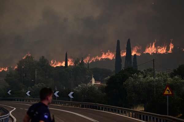 Φωτιά στη Μάνδρα: Εκκενώνεται και η Οινόη- Μήνυμα του 112