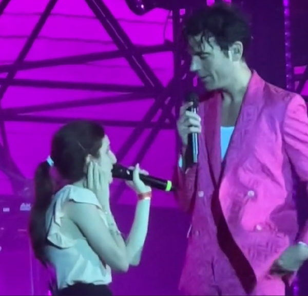 Mika: Ανέβασε στην σκηνή κορίτσι με προβλήματα όρασης και τραγούδησαν μαζί 