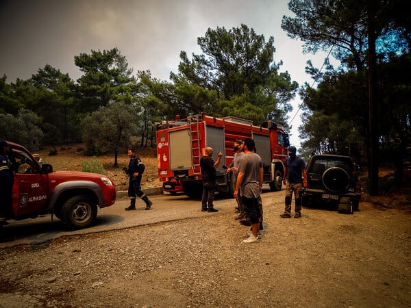 Φωτιά στη Ρόδο: Με εγκαύματα στο νοσοκομείο εθελοντής πυροσβέστης