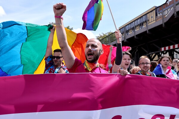 Berlin Pride: Σε πανηγυρικό κλίμα και με μήνυμα για την Ουκρανία 