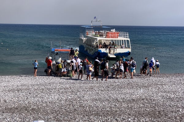 Φωτιά στη Ρόδο: Πάνω από 2.000 απεγκλώβισε το Λιμενικό- «Υπάρχει αποκλιμάκωση»