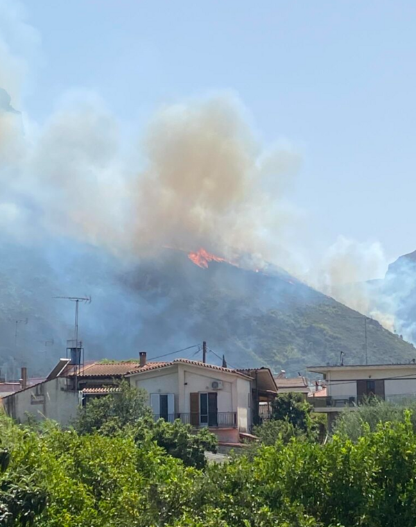 Φωτιά στο Δερβενάκι Αιγίου: Κοντά σε σπίτια- Έκλεισε η παλιά εθνική οδός