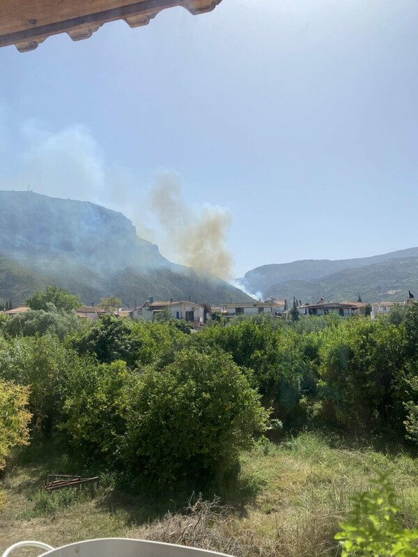 Φωτιά στο Δερβενάκι Αιγίου: Κοντά σε σπίτια- Έκλεισε η παλιά εθνική οδός