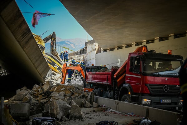 Κατάρρευση γέφυρας στην Πάτρα: 4 οι συλλήψεις, συνεχίζονται οι έρευνες στα συντρίμμια