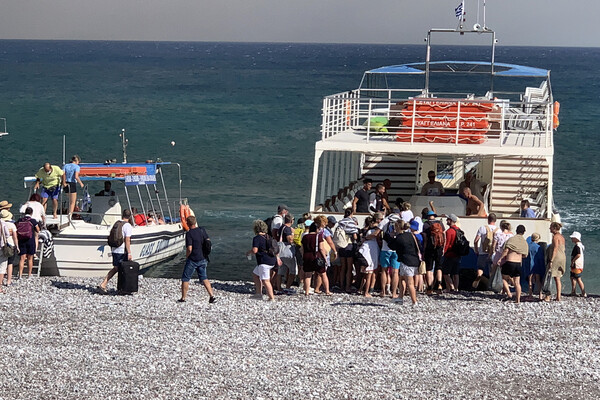 Φωτιά στη Ρόδο: Καταγγελίες για ελλείψεις και χάος 