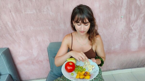 Το «Girl Dinner» είναι ένα τρεντ με πρόχειρο φαγητό που σαρώνει στο TikTok