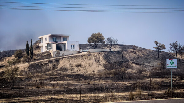 Καμένες εκτάσεις από τη φωτιά στη Ρόδο