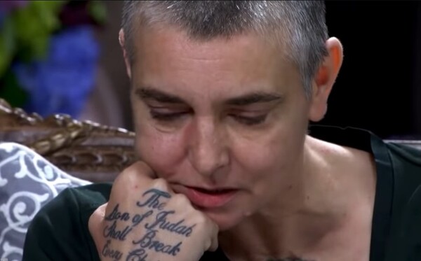 Sinead O’ Connor : «Αυτό που αγαπώ στη μητέρα μου είναι ότι είναι νεκρή»