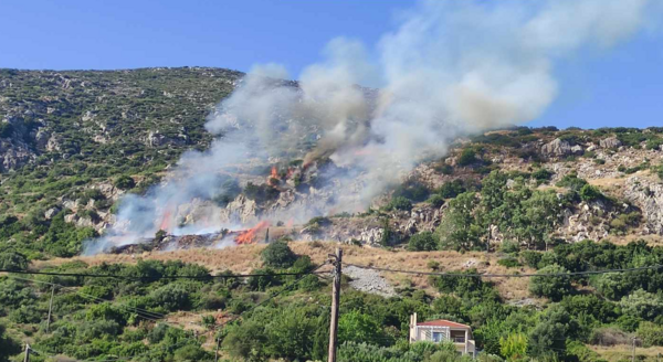 Φωτιά στην Κεφαλονιά- Ρίψεις νερού από εναέρια μέσα