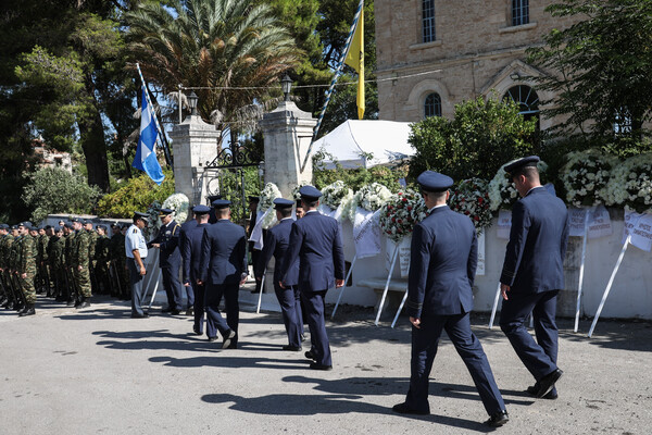 Κηδεία Χρήστου Μουλά: Το «τελευταίο αντίο» στο σμηναγό που σκοτώθηκε στην Κάρυστο