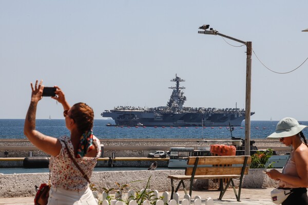 Έφτασε το «θηρίο» του αμερικανικού στόλου: Στον Πειραιά το πυρηνικό αεροπλανοφόρο «USS Gerald R. Ford»