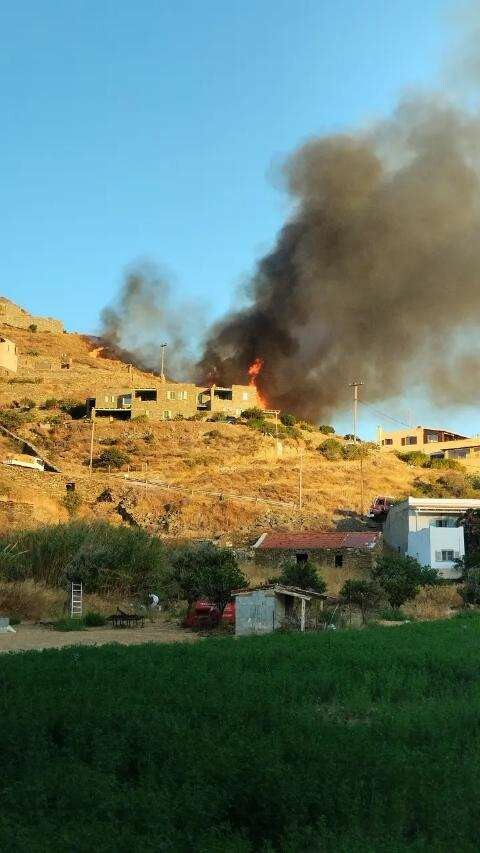 Φωτιά στη Τζιά πάνω από το λιμάνι