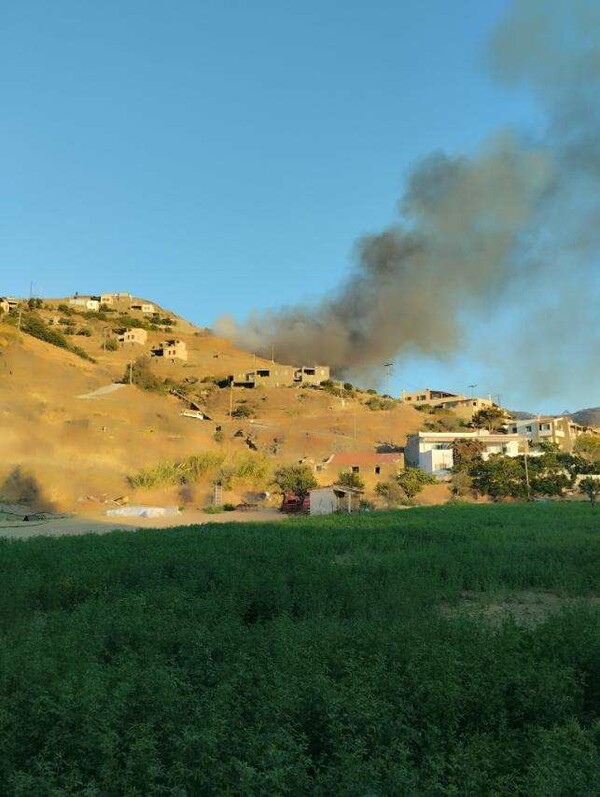 Φωτιά στη Τζιά πάνω από το λιμάνι