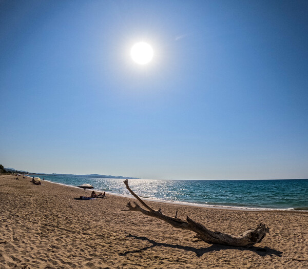 Καύσωνας: «Έβρασε» η θάλασσα- Πάνω από 30°C η θερμοκρασία στην επιφάνεια του νερού