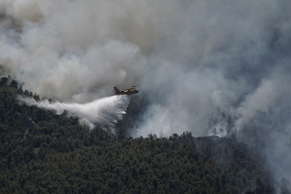 Πιλότος Canadair: Δεν είμαστε γενναίοι ήρωες, αλλά επαγγελματίες- Πώς προετοιμάζονται