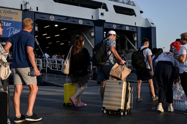 Ουρές στο λιμάνι Πειραιά- Αναχωρούν οι τελευταίοι ταξιδιώτες του Ιουλίου για τις διακοπές