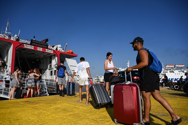 Ουρές στο λιμάνι Πειραιά- Αναχωρούν οι τελευταίοι ταξιδιώτες του Ιουλίου για τις διακοπές