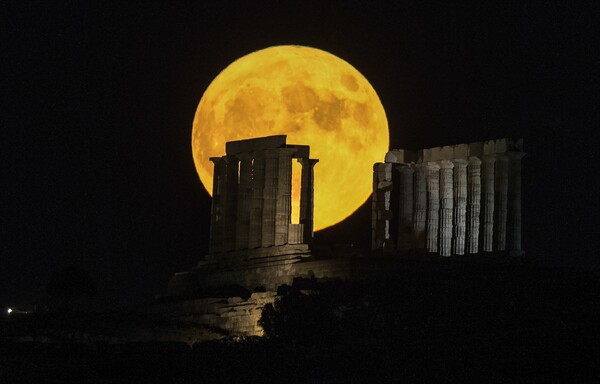 Μοναδικές εικόνες από την αποψινή υπερπανσέληνο