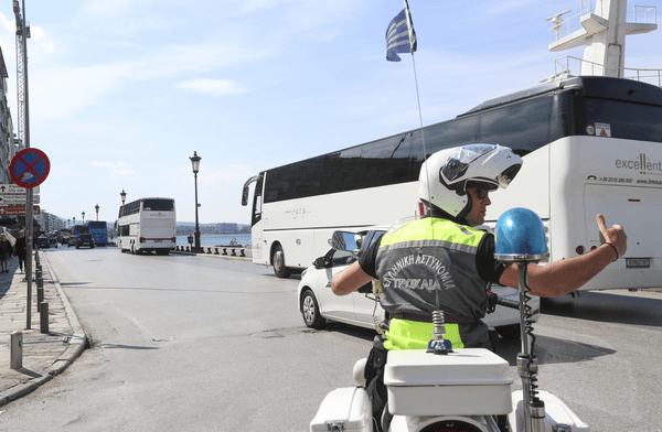 Θεσσαλονίκη: Φωτιά σε εν κινήσει τουριστικό λεωφορείο