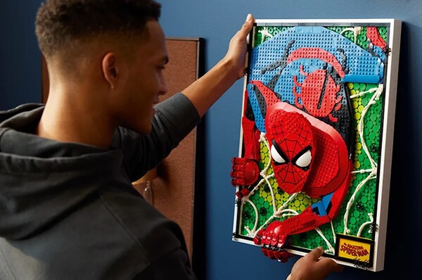 Ο Spiderman έγινε Lego και δείχνει να έρχεται κατά πάνω σου - Πάνω από 2.000 τουβλάκια