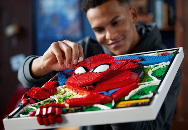 Ο Spiderman έγινε Lego και δείχνει να έρχεται κατά πάνω σου - Πάνω από 2.000 τουβλάκια