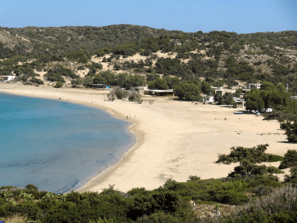 Γαύδος: Αφαιρέθηκε ξανά η πινακίδα «απαγορεύεται ο γυμνισμός»- Έντονη αντίδραση της δημάρχου