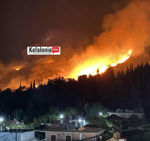 Μεγάλη φωτιά στην Κεφαλονιά - Ισχυρή δύναμη της Πυροσβεστικής επιχειρεί κατάσβεση