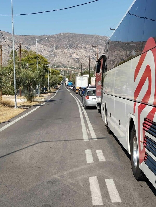 Φωτιά σε βυτιοφόρο: Κλειστά τα διόδια της Ελευσίνας, μεγάλο μποτιλιάρισμα στην εθνική οδό