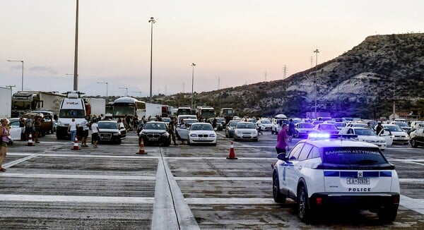 Φωτιά στο βυτιοφόρο στην εθνική οδό Αθηνών-Κορίνθου - Δίωξη στον οδηγό