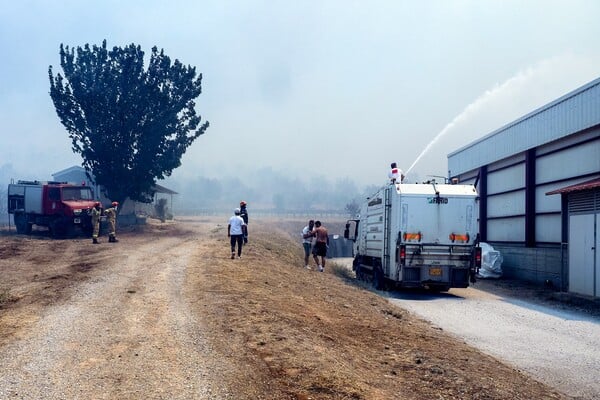 Φωτιά στην Εύβοια: Εκκενώνονται η βιομηχανική περιοχή της Νέας Αρτάκης και ο Βατώντας