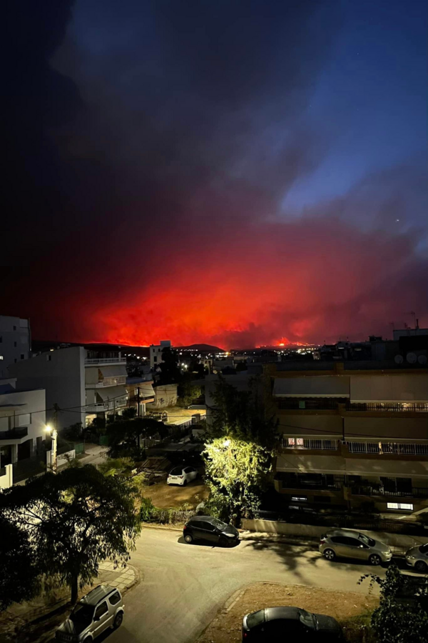 Φωτιές: Ολονύχτια μάχη με τα πύρινα μέτωπα - Δύο νεκροί, καμένες περιουσίες και οικολογική καταστροφή