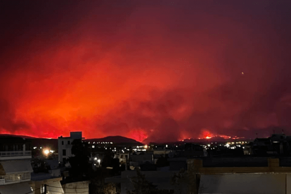 Φωτιές: Ολονύχτια μάχη με τα πύρινα μέτωπα - Δύο νεκροί, καμένες περιουσίες και οικολογική καταστροφή